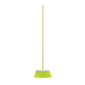 Escoba mediana tipo cepillo, cerdas de PVC, bastón de madera